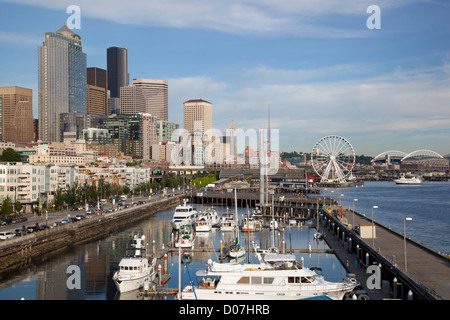 WA, Seattle, Seattle Great Wheel und Seattle Skyline vom Pier 66 Stockfoto