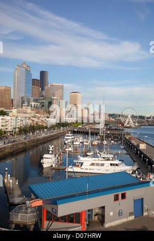 WA, Seattle, Seattle Great Wheel und Seattle Skyline vom Pier 66 Stockfoto