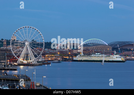 WA, Seattle, The Seattle Great Wheel, am Pier 57 an der Uferpromenade Stockfoto