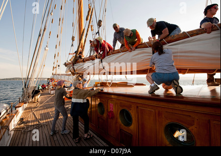 Besatzungsmitglieder an Bord der historischen Schoner 'Zodiac' steckte die Segel nach einem Segelboot-Rennen in Port Townsend, Washington, USA. Stockfoto