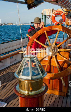 Segeln an Bord der historischen Großsegler 'Zodiac' während der Port Townsend Wooden Boat Festival in Washington State, USA. Stockfoto