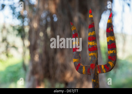 Dekorative trident vor einem Hindu Shiva Tempel im indischen Landschaft. Andhra Pradesh, Indien Stockfoto