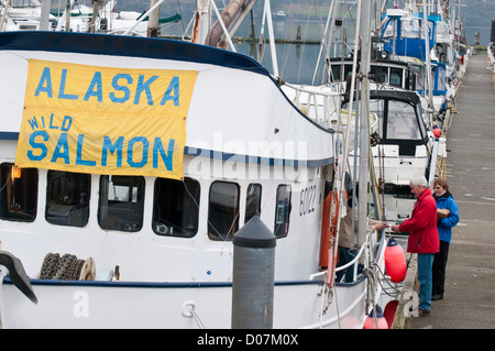 UNS, WA, Kitsap County, Poulsbo. Fischer vertreibt wild gefangenen Alaska Lachs aus Poulsbo Marina anlaufen. (MR) Stockfoto