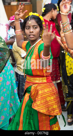 Indische Mädchen in traditioneller Kleidung bei einem Festival in den Straßen von Puttaparthi tanzen. Andhra Pradesh, Indien Stockfoto