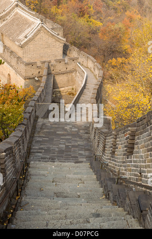 Nach unten große Treppe, die zu große Gebäude auf der großen Mauer in China Stockfoto