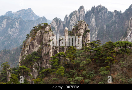 Himmelwärts zeigende Felsen in gelb Berge China auf einander gestapelt. Stockfoto