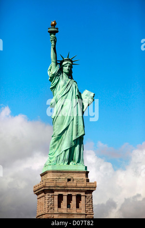 Freiheitsstatue auf Liberty Island in New York City. -auf blauen Himmelshintergrund isoliert Stockfoto