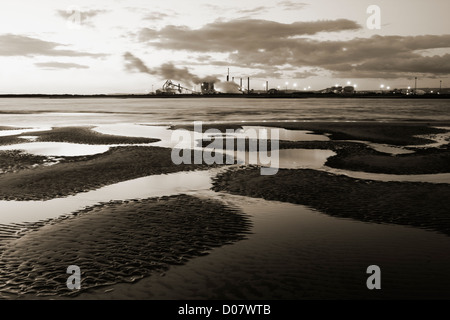 Blick über die Mündung des Flusses Tees in Richtung des Stahlwerks in Redcar, Cleveland, England, UK Stockfoto