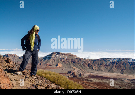 Blick über den Krater im Teide-Nationalpark von Fußweg nach Pico Viejo. Parque Nacional del Teide, Teneriffa, Kanarische Inseln. Stockfoto