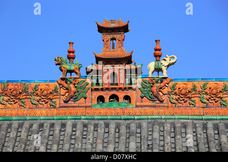 China, Provinz Shanxi, Pingyao County, alte Stadt Pingyao, Erlang Tempel, farbig glasierte Ziegeldach. Stockfoto