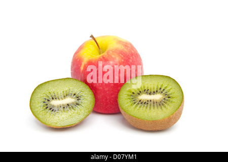 eine halbe Kiwi und Apfel Obst isoliert auf weißem Hintergrund Stockfoto
