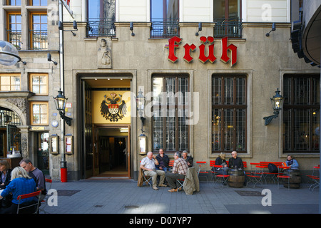 Menschen ein Tischen einer Vor Dem Brauhaus Und Gasthaus Coelner Hofbraeu Frueh in der Altstadt von Koeln am Rhein, Nordrhein-Westfalen Stockfoto