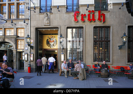 Menschen ein Tischen einer Vor Dem Brauhaus Und Gasthaus Coelner Hofbraeu Frueh in der Altstadt von Koeln am Rhein, Nordrhein-Westfalen Stockfoto