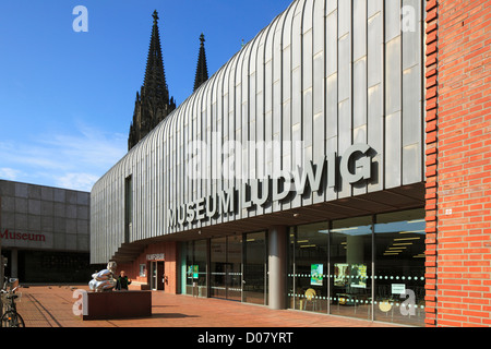 Museum Ludwig Und Tuerme des Doms in Köln am Rhein, Nordrhein-Westfalen Stockfoto