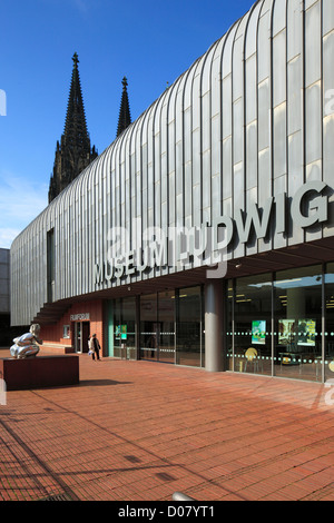 Museum Ludwig Und Tuerme des Doms in Köln am Rhein, Nordrhein-Westfalen Stockfoto