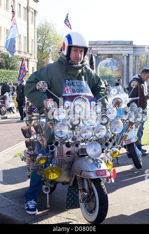 11.11.2012 Erinnerung Regents Park inneren Kreis Mann auf seinem Roller fahren Stockfoto