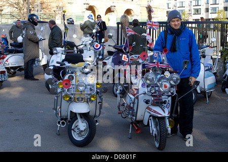 Chinesischer Mann hat sein Bild genommen mit einer Lambretta Roller 11.11.2012 Erinnerung Fahrt zum inneren Kreis Regents park Stockfoto