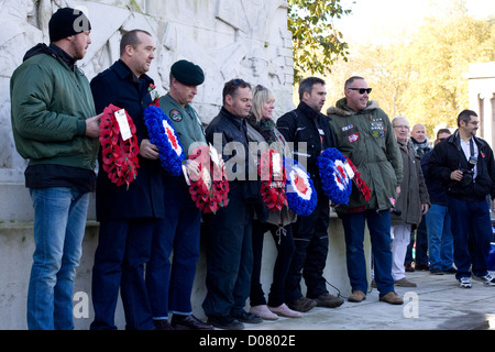 Wespen SC-Mitglieder legen Kränze am 11.11.2012 Erinnerung fahren Kriegerdenkmal, Regents park Innenkreis Stockfoto