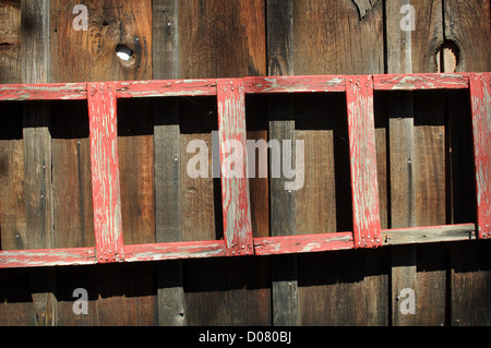 Rotes Bild alte Mode-Bilderrahmen mit Holz Hintergrund Stockfoto