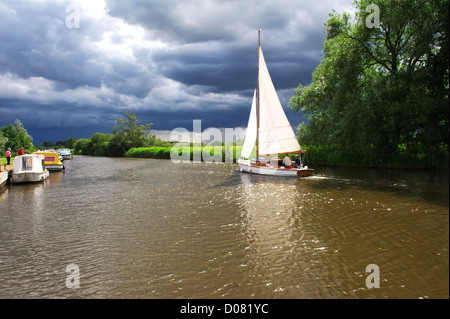 Segeln auf den Norfolk Broads im Sommer mit einem Sturm Stimmungsvoller Himmel Stockfoto