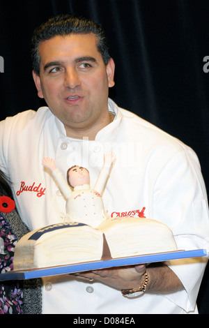 Buddy Valastro Autogramme seinen tief empfundenen Memoiren "Kuchen-Chef: Geschichten und Rezepte aus Mia Famiglia" bei der Indigo Manulife Stockfoto