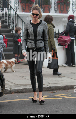 Elle Macpherson nach dem Ablegen ihrer Kinder an der Schule in London, England Stockfoto