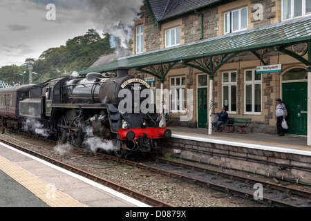 Dampfzug der Kambrium zieht Reisezugwagen in Machynlleth Bahnhof für seine Reise entlang der Küste, Pwllheli Stockfoto