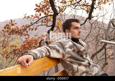 Junger Mann entspannend Stockfoto
