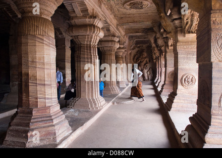 Höhle 3, Vishnu gewidmet, ist die größte und die meisten erarbeiten in Badami, Karnataka, Indien Stockfoto