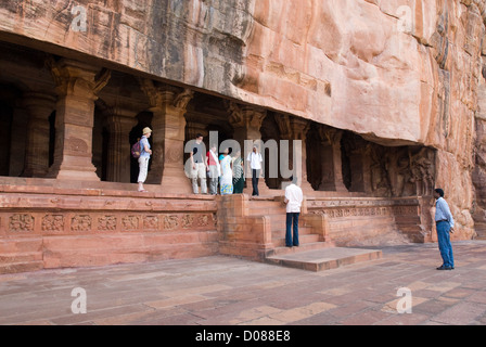 Höhle 3, Vishnu gewidmet, ist die größte und die meisten erarbeiten in Badami, Karnataka, Indien Stockfoto