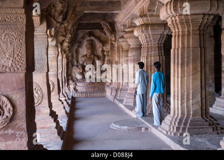 Höhle 3, Vishnu gewidmet, ist die größte und die meisten erarbeiten in Badami, Karnataka, Indien Stockfoto