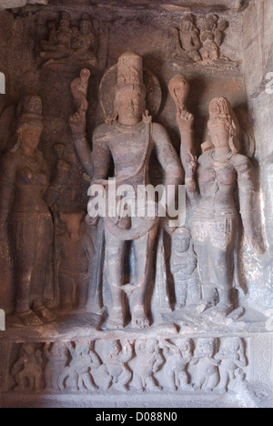 Lord Shiva mit seiner Gemahlin Parvathi - Skulptur in der Höhle-1 in Badami, Karnataka, Indien Stockfoto