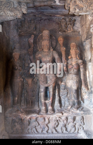 Lord Shiva mit seiner Gemahlin Parvathi - Skulptur in der Höhle-1 in Badami, Karnataka, Indien Stockfoto