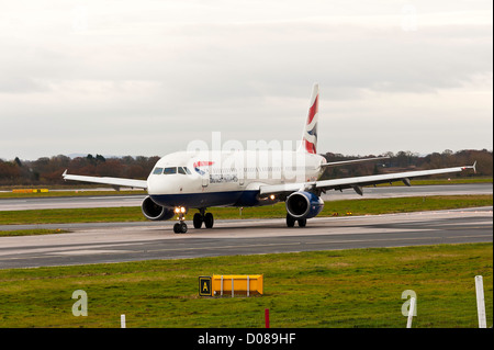 British Airways Airbus A321-231-Verkehrsflugzeug G-EUXI mit Rollen an Manchester Flughafen England Vereinigtes Königreich UK Stockfoto