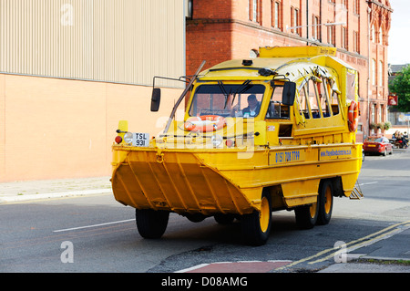 Whacker Quacker, eine authentische Weltkrieg Landefahrzeug, betrieben durch die gelbe Ente Marine, eine touristische Attraktion in Liverpool. Stockfoto