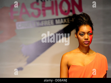 Modelle auf Laufsteg Atmosphäre Pinsel mit Fashion Catwalk show am London College of Fashion London, England - 17.1.10 Stockfoto