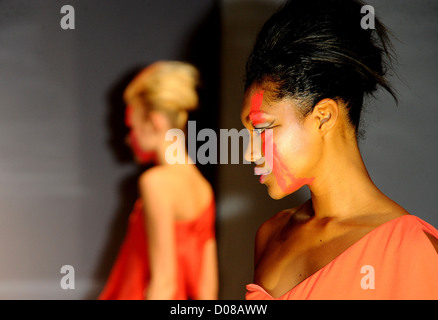 Modelle auf Laufsteg Atmosphäre Pinsel mit Fashion Catwalk show am London College of Fashion London, England - 17.1.10 Stockfoto