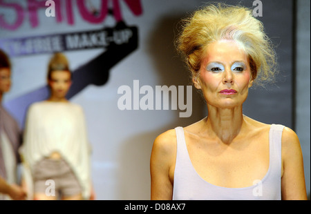 Modelle auf dem Laufsteg Atmosphäre. Pinsel mit Laufsteg Modenschau am London College of Fashion. London, England - 17.1.10 Stockfoto