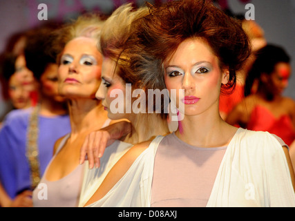 Modelle auf dem Laufsteg Atmosphäre. Pinsel mit Laufsteg Modenschau am London College of Fashion. London, England - 17.1.10 Stockfoto