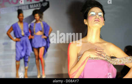 Modelle auf dem Laufsteg Atmosphäre. Pinsel mit Laufsteg Modenschau am London College of Fashion. London, England - 17.1.10 Stockfoto