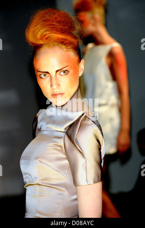 Modelle auf dem Laufsteg Atmosphäre. Pinsel mit Laufsteg Modenschau am London College of Fashion. London, England - 17.1.10 Stockfoto