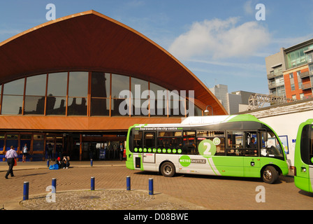 Low Carbon umweltfreundliche Shuttle-Bus außerhalb Bahnhof Oxford Road im Zentrum von Manchester, England. Stockfoto