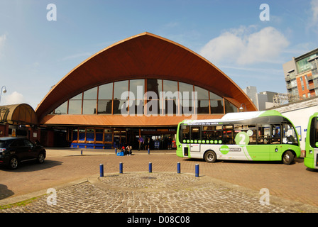 Low Carbon umweltfreundliche Shuttle-Bus außerhalb Bahnhof Oxford Road im Zentrum von Manchester, England. Stockfoto