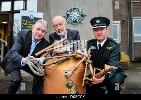 Belfast, Nordirland. 20. November 2012. Dennis Monaghan (Metall-Recycling-Industrie), Justizminister David Ford, MLA und Chief Superintendant Alan Todd Start Schrott Metall Anti-Diebstahl-Initiative.  Das Schema wurde in Verbindung mit der PSNI Crime Prevention Unit, DOE Northern Irland Environmental Enforcement Agency (NIEA) und das Department of Justice. Stockfoto