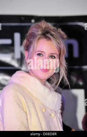 Diana Vickers schaltet die Weihnachtsbeleuchtung in ihrer Heimatstadt Blackburn, England - 18.11.10 Stockfoto