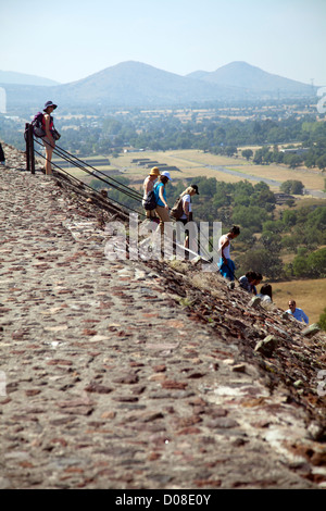 Menschen, die Sonnenpyramide in Teotihuacán in Mexiko Abstieg Stockfoto