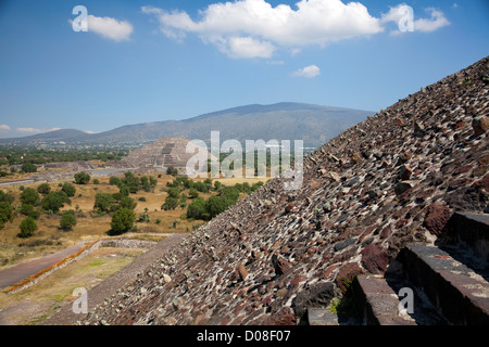 Blick von der Sonnenpyramide - Ansicht der Mondpyramide in Teotihuacán in Mexiko Stockfoto