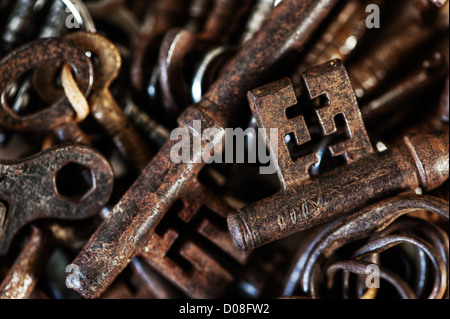 Sammlung von alten verwendet rostig und glänzenden Schlüssel Antik viktorianischen und edwardianischen drehen Mechanismus Sperre stockfleckig Pergament Stockfoto