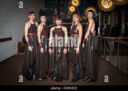 ZAGREB - NOVEMBER 04: Modelle posieren vor der Show im Hairfest am 4. November 2012 in Zagreb, Kroatien. Stockfoto