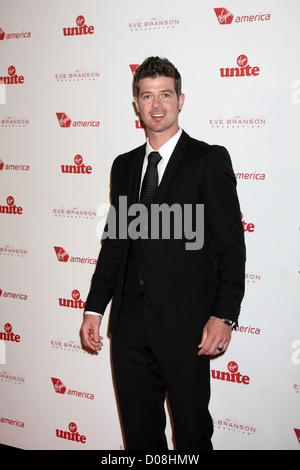 LOS ANGELES - NOV 11: Robin Thicke kommt der Rock der Kabash Gala 2010 Dorothy Chandler Pavilion am 11. November 2010 in Los Stockfoto